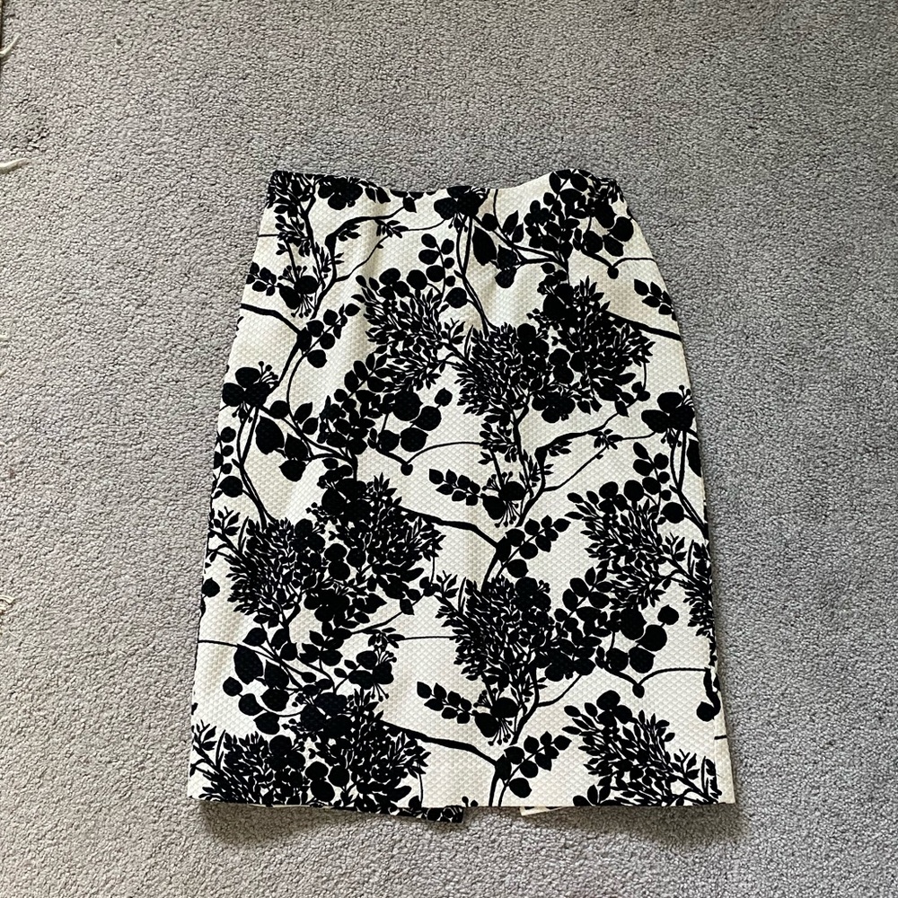 Beautiful black and white pencil skirt 🌹
